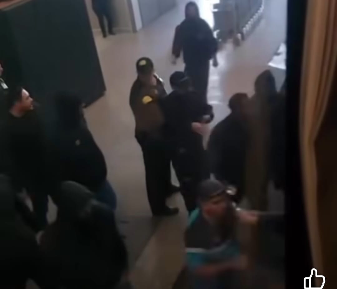 Vídeo que circula pelas redes socias mostra parte da confusão. (Foto: Reprodução / Facebook)