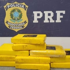 Após uma inspeção minuciosa, os policiais localizaram diversos tabletes da droga no interior de duas malas. (Foto: PRF)