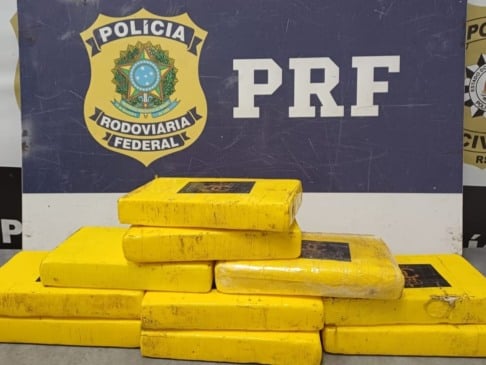 Após uma inspeção minuciosa, os policiais localizaram diversos tabletes da droga no interior de duas malas. (Foto: PRF)