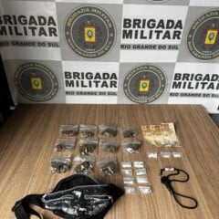 Com o acusado foram localizadas 11 porções de maconha (145g), 11 porções de cocaína (7 g) e mais R$ 150, em moeda corrente. (Foto: 3º Bpat)