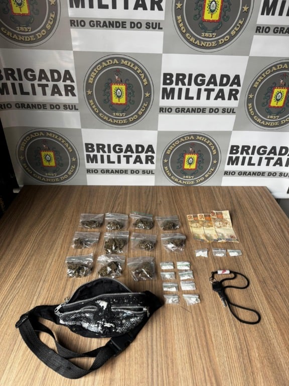 Com o acusado foram localizadas 11 porções de maconha (145g), 11 porções de cocaína (7 g) e mais R$ 150, em moeda corrente. (Foto: 3º Bpat)