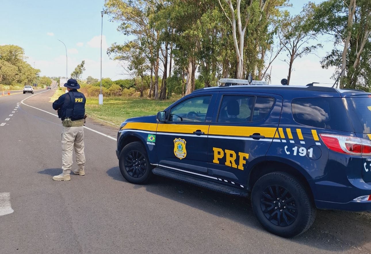 Abordagem da PRF termina com prisão por drogas na BR-470