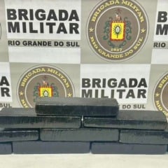 Aproximadamente 8,3 kg de uma substância análoga à maconha.