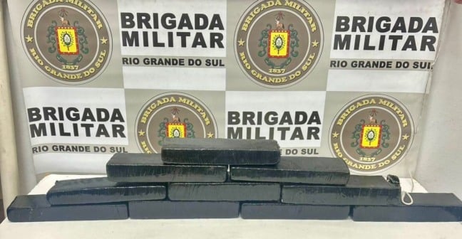 Aproximadamente 8,3 kg de uma substância análoga à maconha.