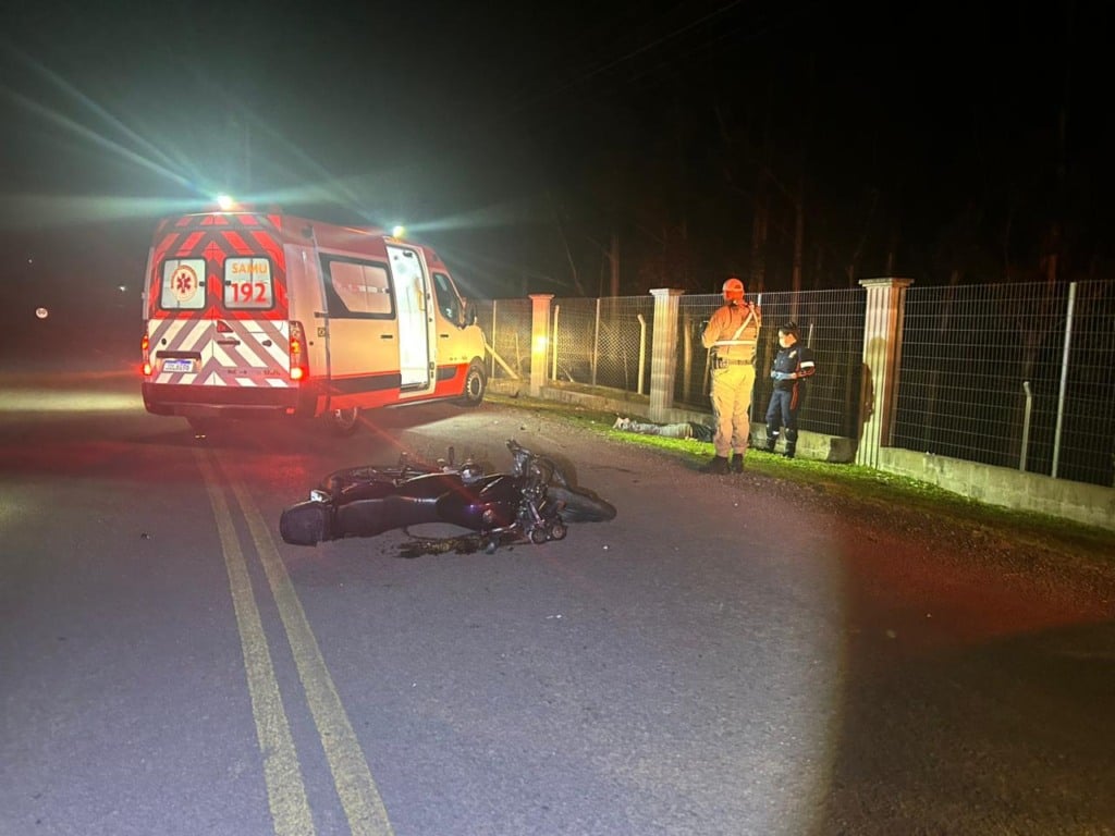 A vítima, que ainda não foi identificada, morreu no local. (Foto: Especial Leouve) A vítima, que ainda não foi identificada, morreu no local. (Foto: Especial Leouve)