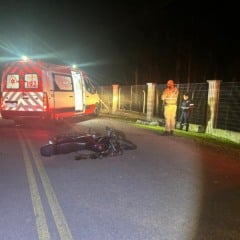 A vítima, que ainda não foi identificada, morreu no local. (Foto: Especial Leouve)