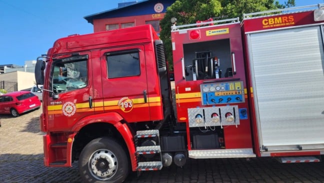 As equipes dos Bombeiros conseguiram isolar o foco e impedir que o incêndio se alastrasse para outras áreas. (Foto: Didio Luzzatto)