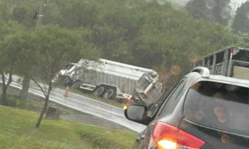 Caminhão sai da pista entre Cotiporã e Bento Gonçalves