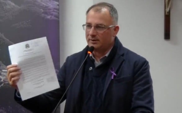 Anderson Zanella rebateu críticas da oposição. (Foto: Reprodução/Câmara de Bento Gonçalves)