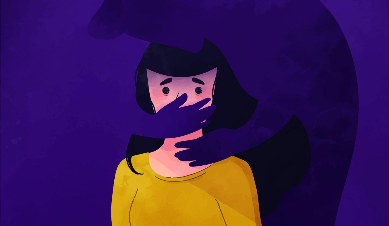 Ilustração de uma pessoa sendo silenciada, com mãos cobrindo a boca.