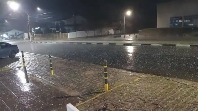 Em São Gabriel, imagens mostram granizo e a chegada da chuva. (Foto: Pedro Rodrigo / Reprodução)