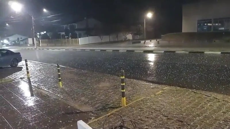 Em São Gabriel, imagens mostram granizo e a chegada da chuva. (Foto: Pedro Rodrigo / Reprodução)