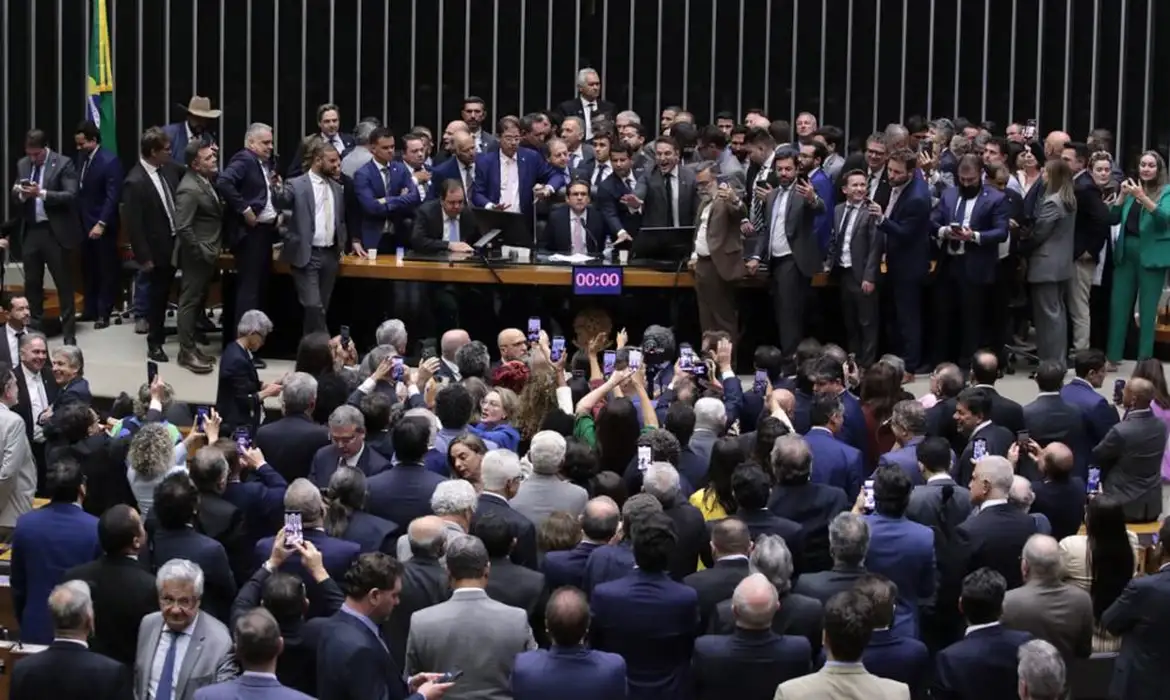 Marcel van Hattem e Zucco estão entre os alvos de pedido de afastamento na Câmara