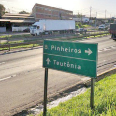 Acesso entre os bairros Pinheiros e Imigrantes foi fechado em 2021 e ainda causa impactos no fluxo de veículos dentro do município. (Foto: Grupo AHora)