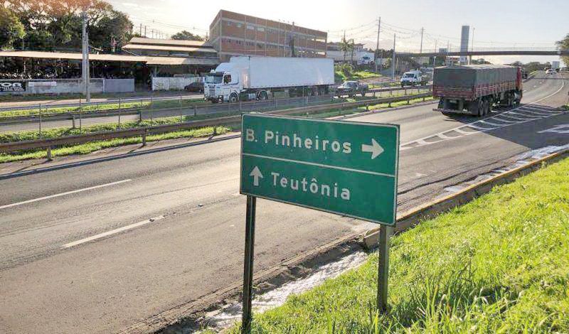 Acesso entre os bairros Pinheiros e Imigrantes foi fechado em 2021 e ainda causa impactos no fluxo de veículos dentro do município. (Foto: Grupo AHora)