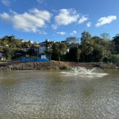 Justiça suspende posse da Prefeitura sobre Lago Fasolo, e acesso ao público é fechado em Bento Gonçalves