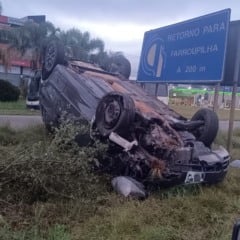 Carro capota na RSC-453, em Caxias do Sul. Foto Especial Leouve.