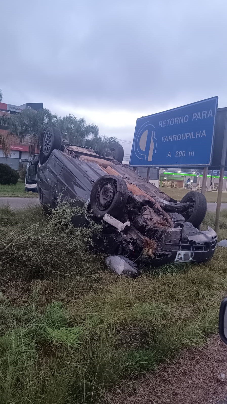Carro capota na RSC-453, em Caxias do Sul. Foto Especial Leouve.