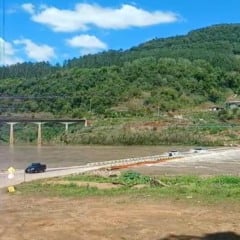 Motoristas desafiam interdição e cruzam ponte entre Bento Gonçalves e Cotiporã