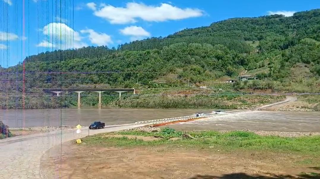 Motoristas desafiam interdição e cruzam ponte entre Bento Gonçalves e Cotiporã
