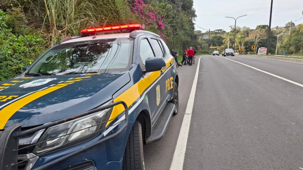 Colisão entre carro e moto deixa mulher ferida na BR-116, em Caxias do Sul