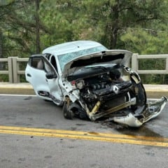 Motorista fica ferida após bater carro em ponte na ERS-446, em Carlos Barbosa