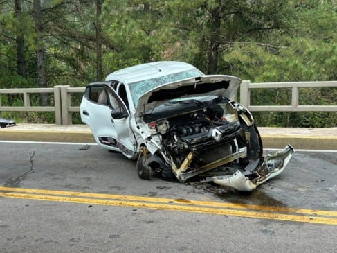 Motorista fica ferida após bater carro em ponte na ERS-446, em Carlos Barbosa