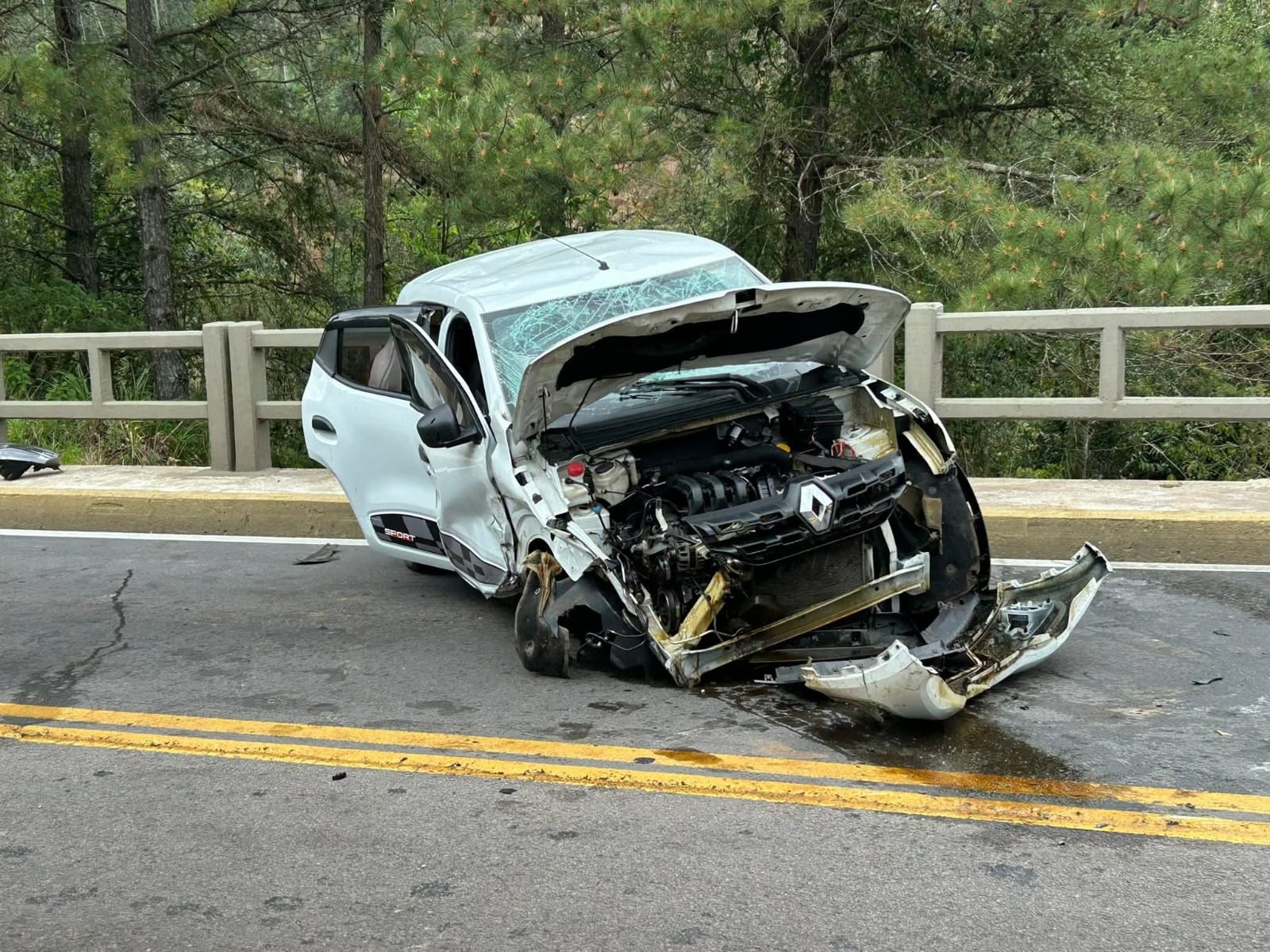 Motorista fica ferida após bater carro em ponte na ERS-446, em Carlos Barbosa