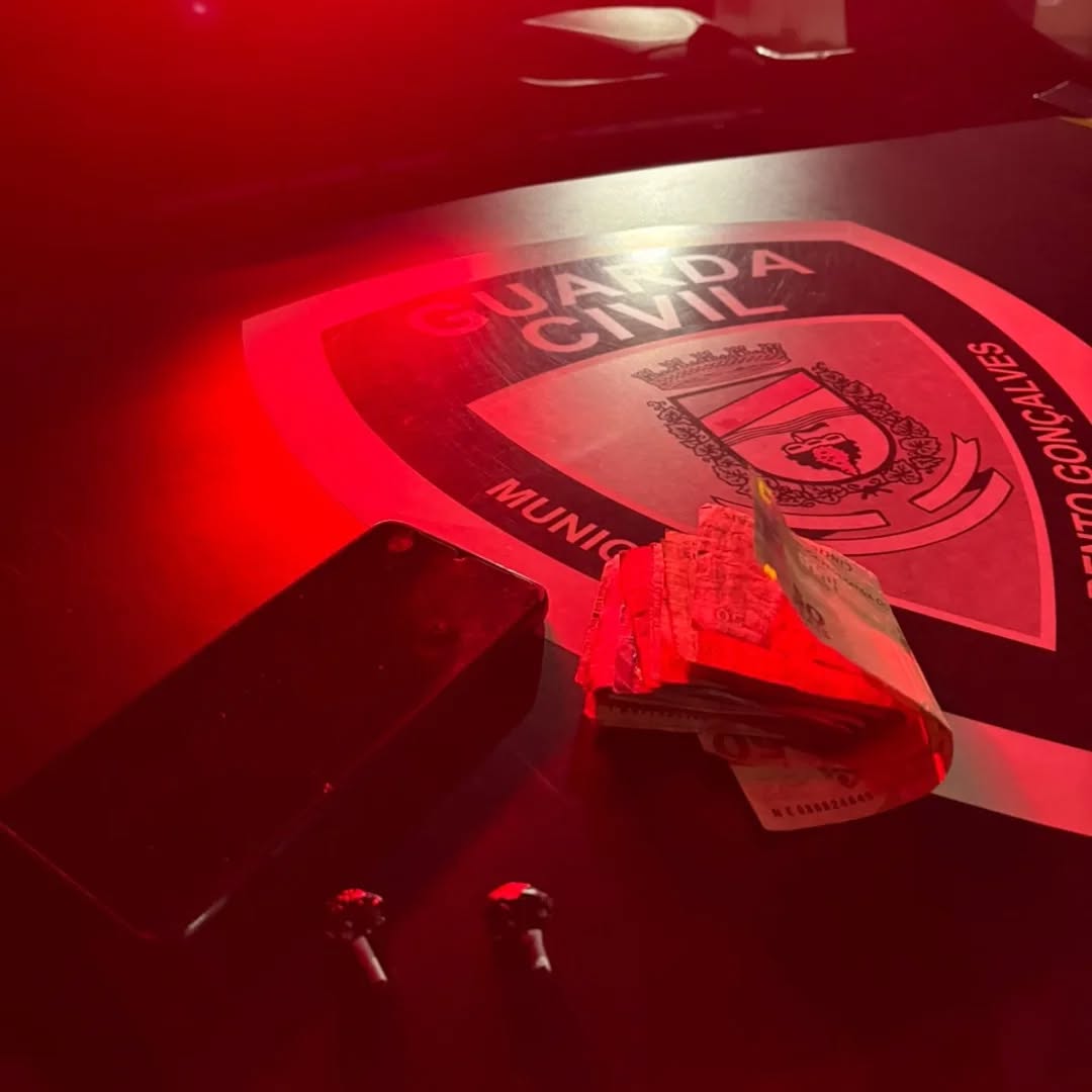 Com o suspeito foram encontrados a quantia de R$ 863,00, em moeda corrente, e um celular., além de duas porções de cocaína. (Foto: GCM)
