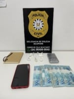 Além do ilícito, localizaram uma balança de precisão, o valor de R$ 900, em moeda corrente, e uma caderneta com anotações referentes à traficância. (Foto: PC)
