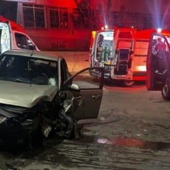 Mulher fica ferida após carro colidir com poste em Bento Gonçalves