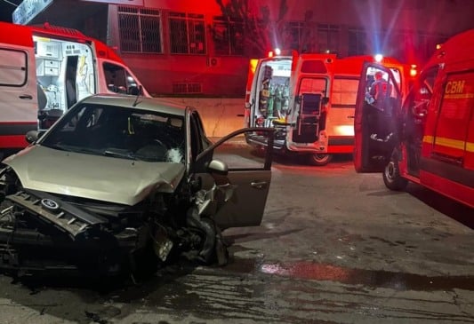 Mulher fica ferida após carro colidir com poste em Bento Gonçalves