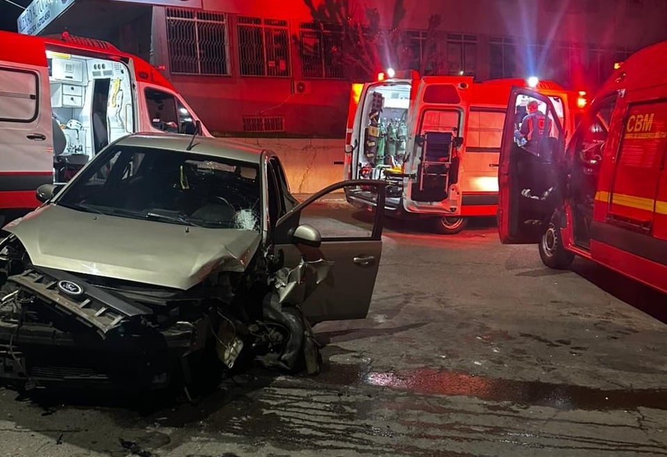 Mulher fica ferida após carro colidir com poste em Bento Gonçalves