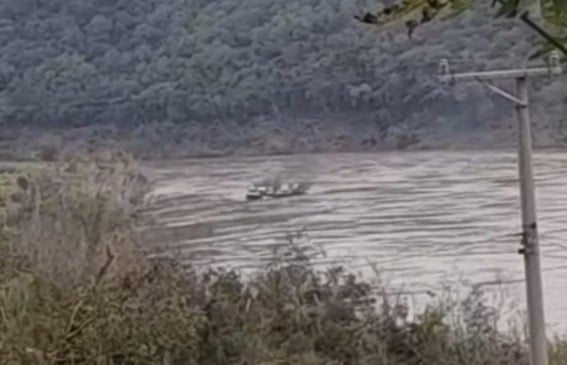 Travessia da balsa de Santa Bárbara é interrompida por correnteza no Rio Taquari