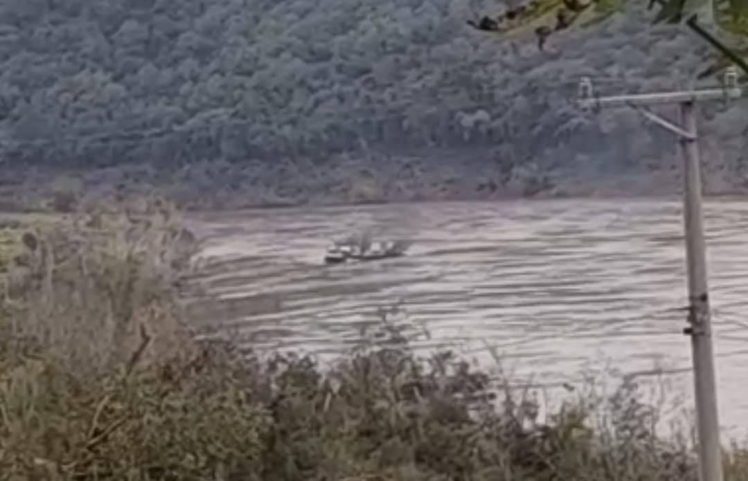 Travessia da balsa de Santa Bárbara é interrompida por correnteza no Rio Taquari