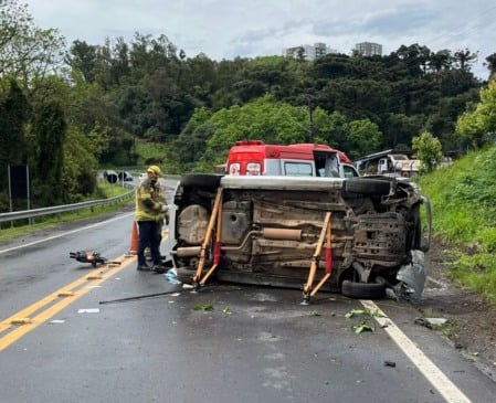 Condutor sem cinto de segurança capota e morre na BR-470, em Bento Gonçalves