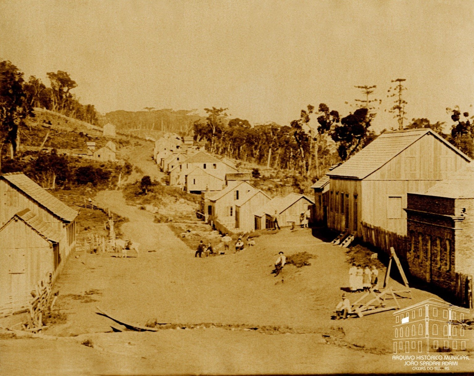 Foto: Álbum Recordação das Colônias – Arquivo Histórico Municipal João Spadari Adami - Rua Silveira Martins, atual Avenida Júlio de Castilhos, Caxias do Sul (1885-1897)