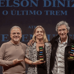Foto: A proponente da produção Patrícia Larentis, representando Liane Venturella, e Nelson Diniz receberam o prêmio das mãos do ator Marcos Breda, homenageado da noite/Divulgação Festival de Cinema de Canoas