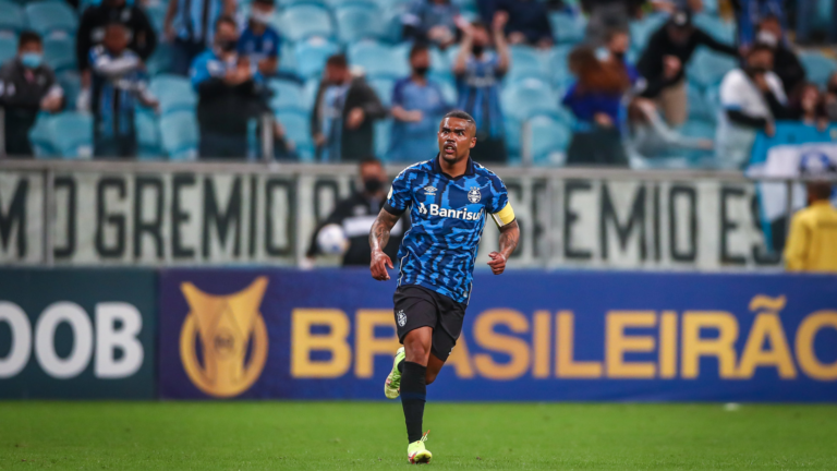 Ex-Grêmio, Douglas Costa tem prisão decretada por não pagar pensão alimentícia