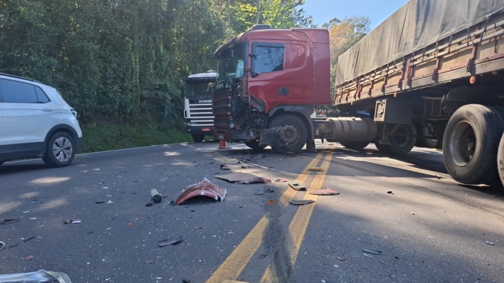 Colisão entre carreta e caminhão deixa ferido na ERS-122, em Caxias do Sul