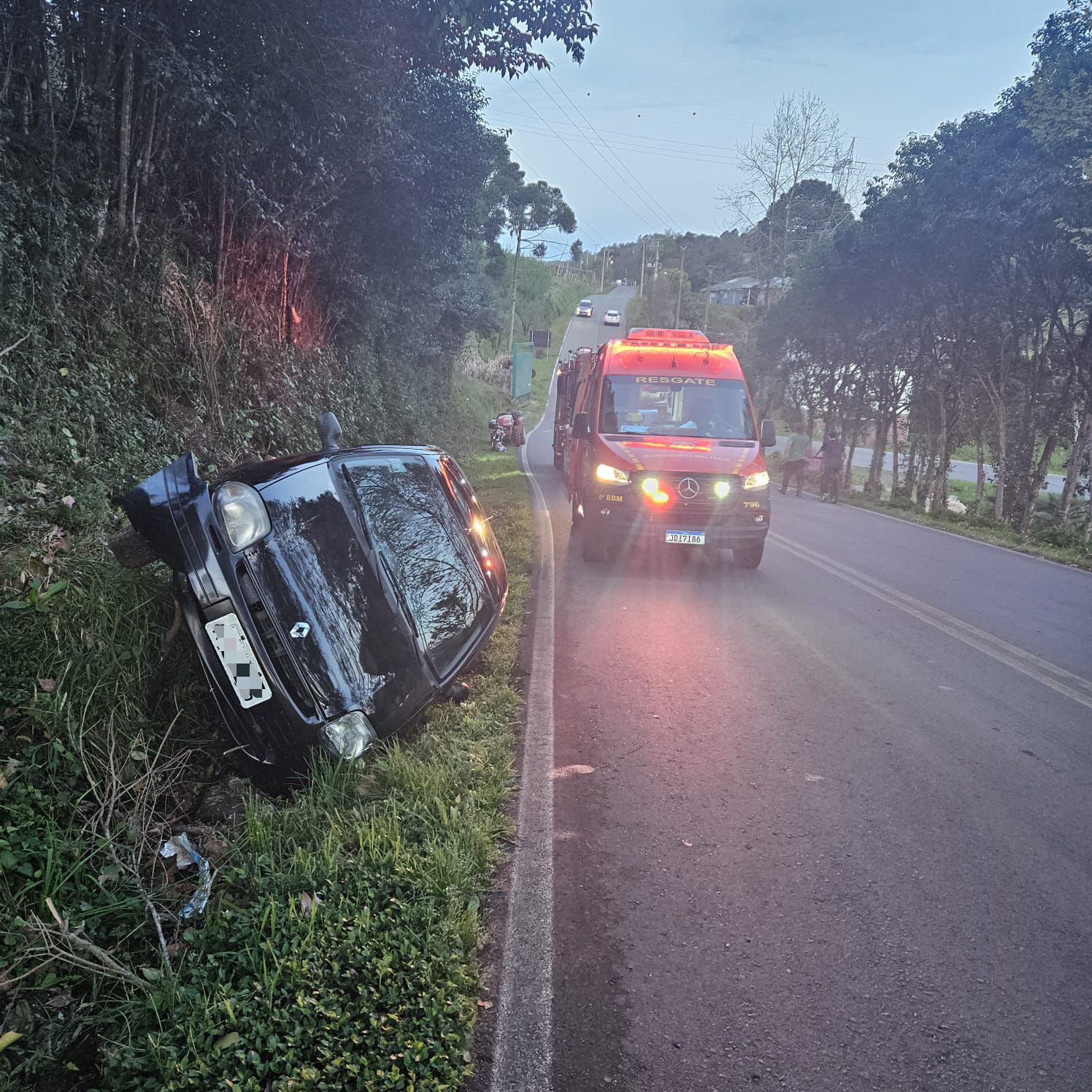 Veículo sai da pista e motorista fica ferido em estrada para Pinto Bandeira