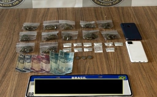 Dupla é presa com drogas e carro furtado em Bento Gonçalves