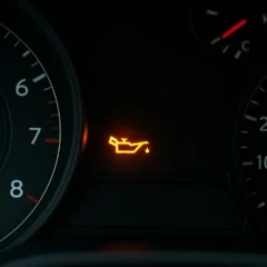 Motoristas evitam fundir motor identificando alerta de óleo vencido com precisão