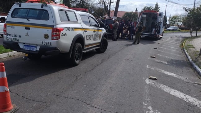 Motorista fica ferido após bater carro contra árvore em Bento Gonçalves