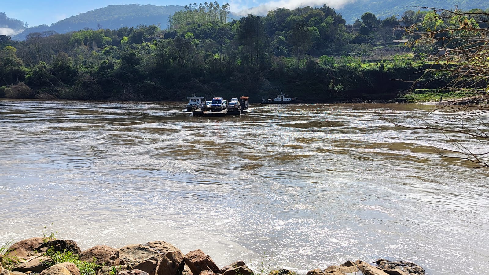 Travessia de balsa entre Santa Tereza e São Valentim do Sul no Rio Taquari