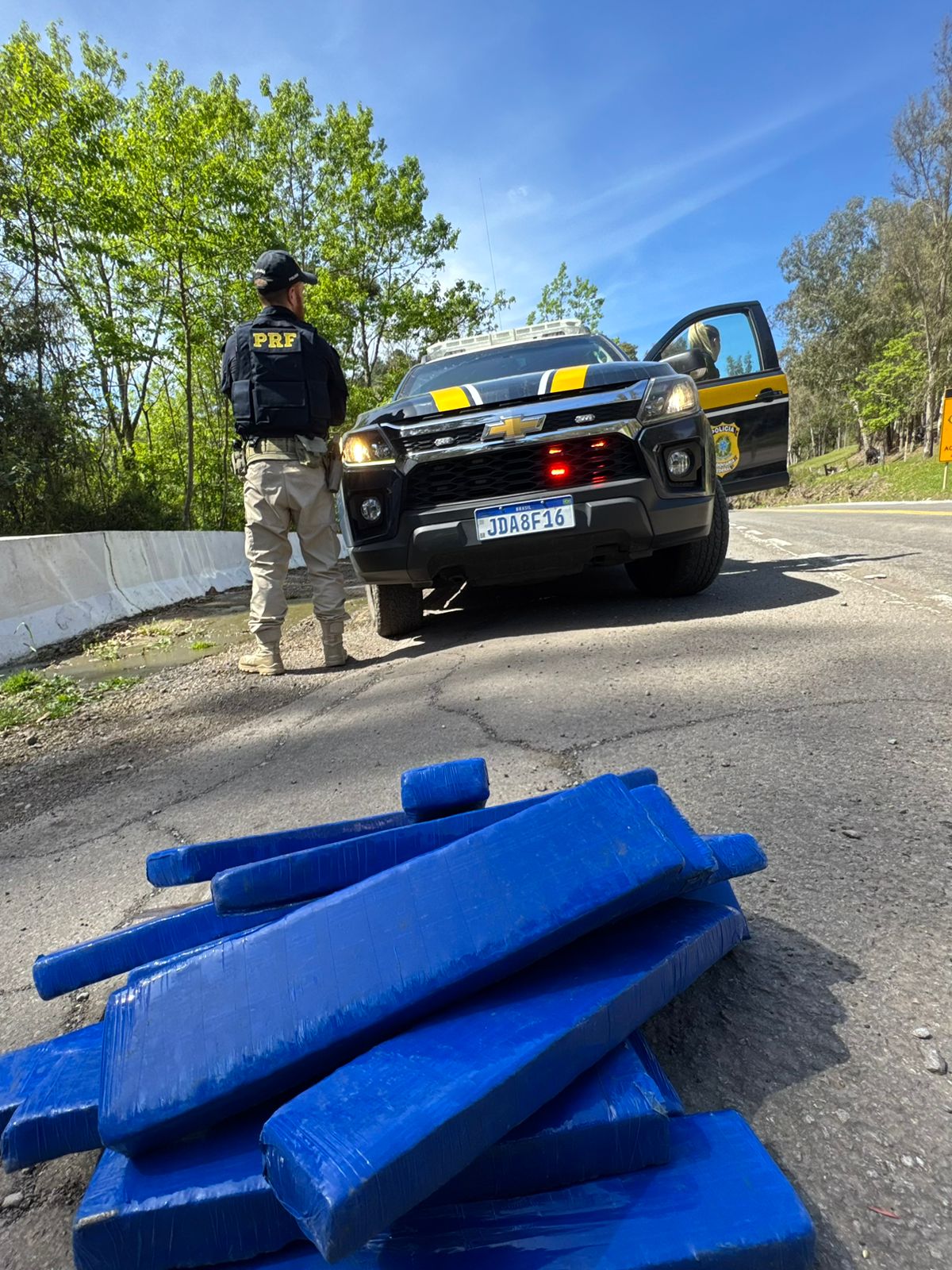Homem é preso e adolescente é apreendida com 20 kg de maconha em Caxias do Sul