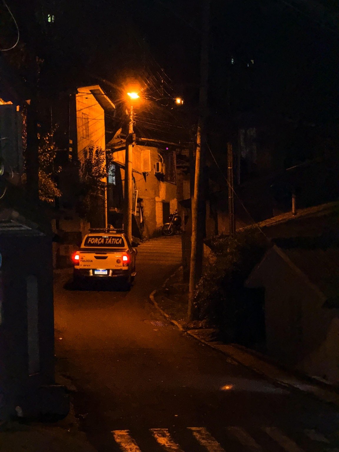 Dentro da residência, os policiais localizaram Eduardo e Pedro já sem vida, vítimas de disparos de arma de fogo. (Foto: 3º Bpat)