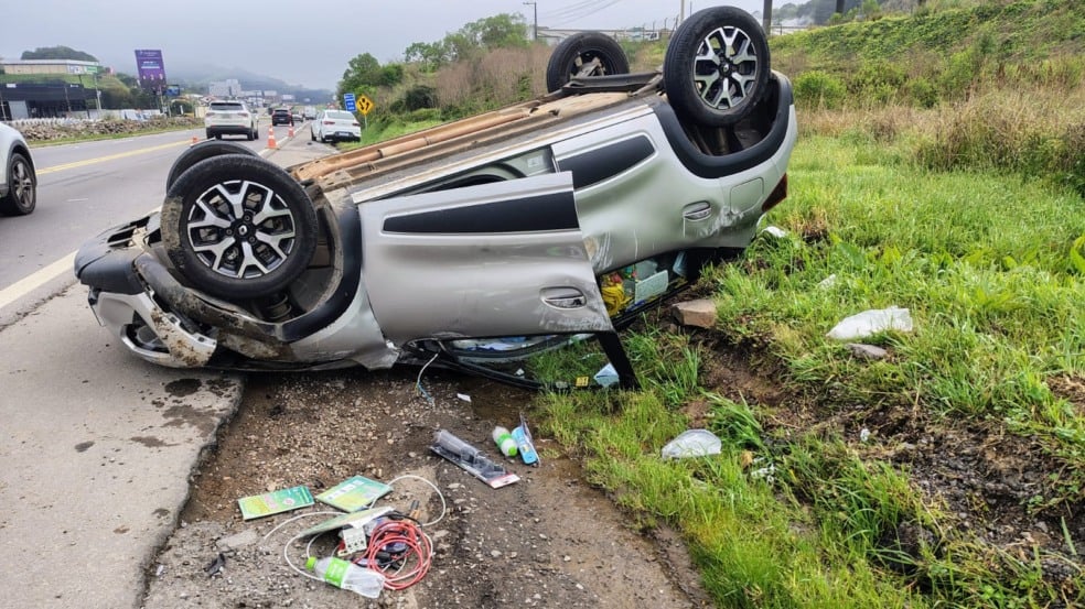 Acidente envolvendo três veículos causa capotamento na BR-470, em Garibaldi