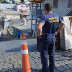 Caminhão derruba poste e bloqueia rua no bairro Progresso, em Bento Gonçalves