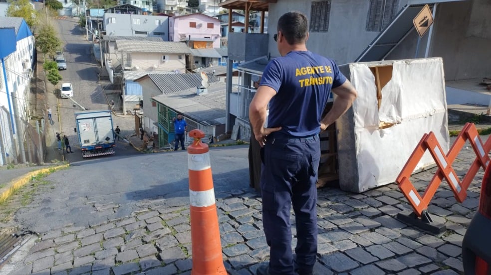 Caminhão derruba poste e bloqueia rua no bairro Progresso, em Bento Gonçalves